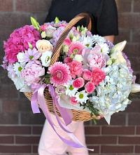 Композиция солнечный день в Ачхой-Мартане Цветочная композиция из Розы, Хризантемы, Пионы и Лизиантусы в корзине в Ачхой-Мартане