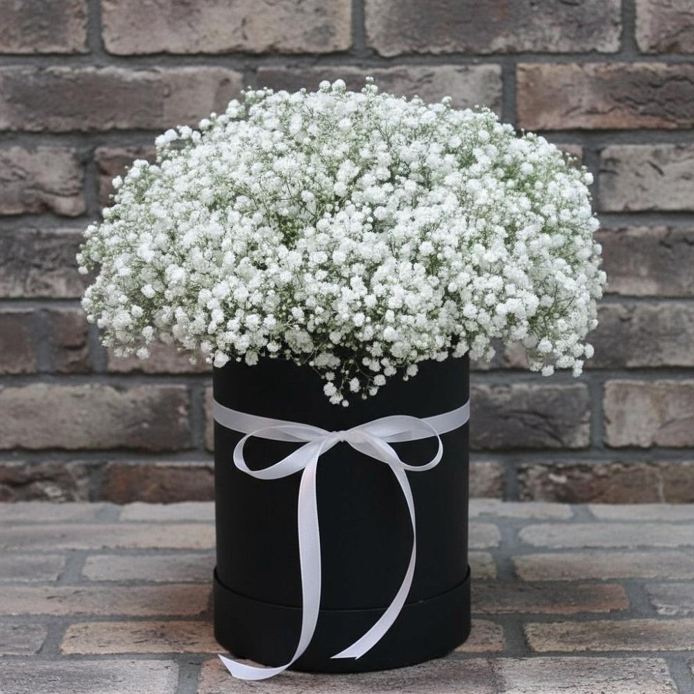 Цветочная композиция из Гипсофила в шляпной коробке в Ачхой-Мартане