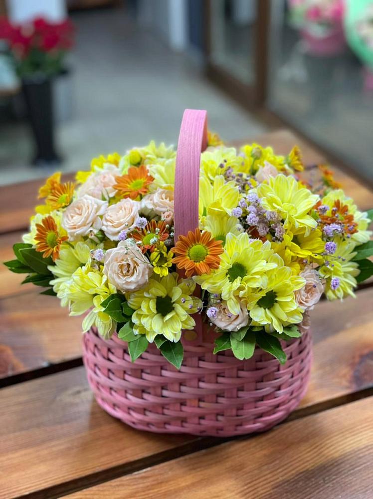 Цветочная композиция из Хризантемы и Розы в корзине в Ачхой-Мартане