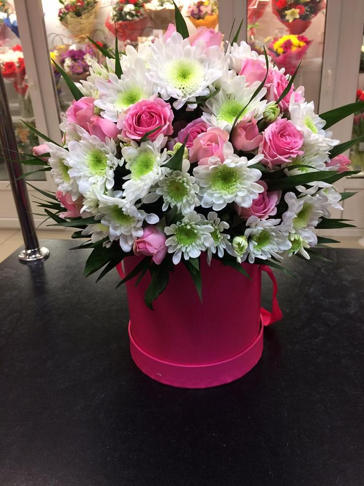 Цветочная композиция из Розы и Хризантемы в шляпной коробке в Ачхой-Мартане